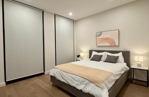 Lidcombe Apartment | Luxe 3BR Apartment Near Stadium Balcony, Parking & WiFi