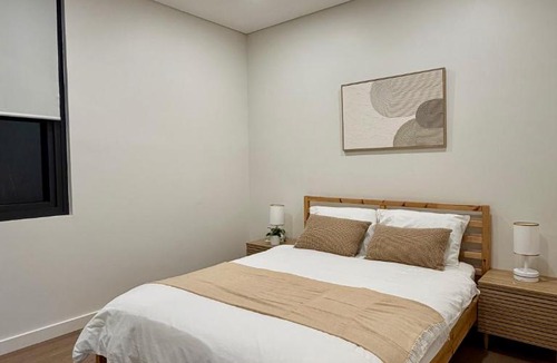 Lidcombe Apartment | Luxe 3BR Apartment Near Stadium Balcony, Parking & WiFi