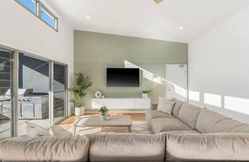 Crescent Head Apartment | Luxe Coastal Escape. Walk to beach, cafe and shops.