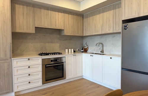 Newcastle Apartment | Luxurious Beachside Retreat: Modern Comfort in Newcastle's Heart