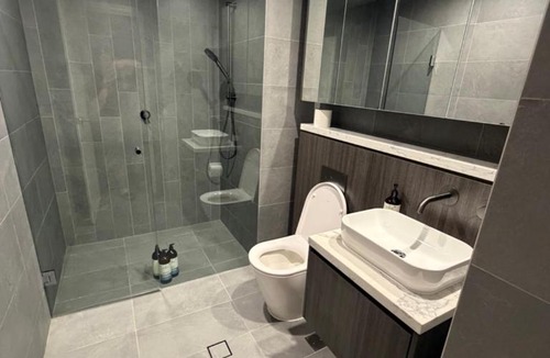 Lidcombe Hotel | Luxurious City Skyline View near Accor Stadium