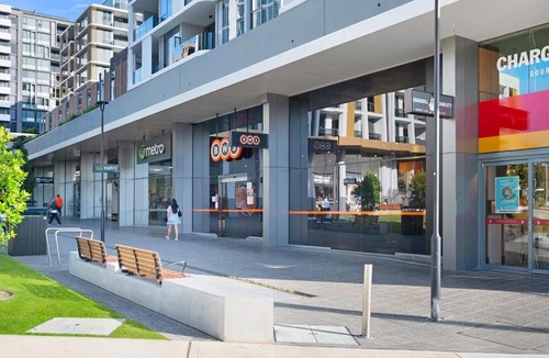 Lidcombe Apartment | Luxurious City Skyline View near Accor Stadium
