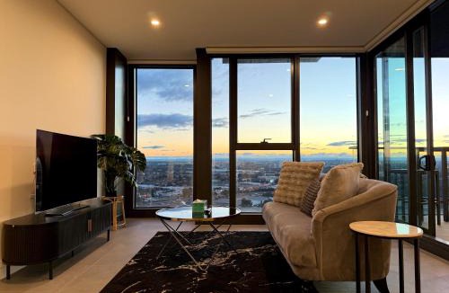 Lidcombe Hotel | Luxurious City View with Gym Pool Parking Playground