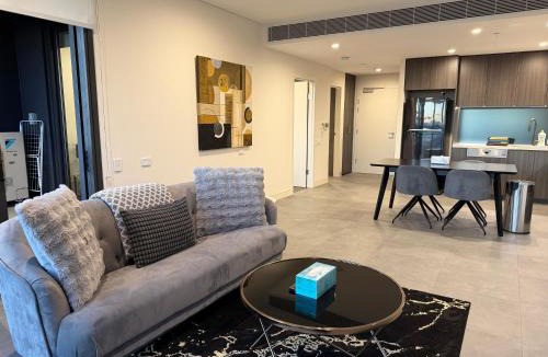 Lidcombe Hotel | Luxurious City View with Gym Pool Parking Playground