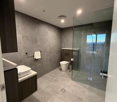 Lidcombe Hotel | Luxurious City View with Gym Pool Parking Playground