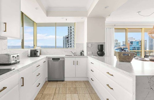Main Beach Apartment | Luxury 3BR in Gold Coast with Ocean & City Views