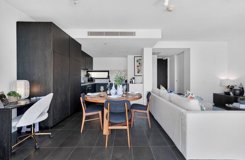 Surry Hills Apartment | Luxury Apartment with Big East Facing Balcony 3 min walk to Central Station
