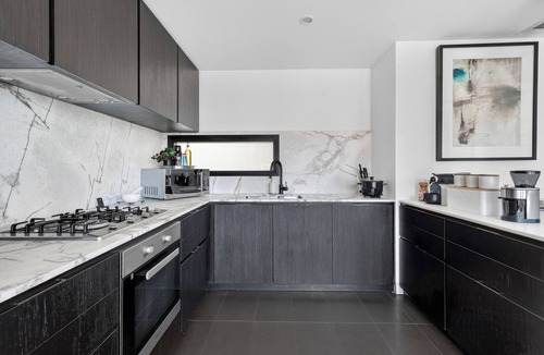 Surry Hills Apartment | Luxury Apartment with Big East Facing Balcony 3 min walk to Central Station
