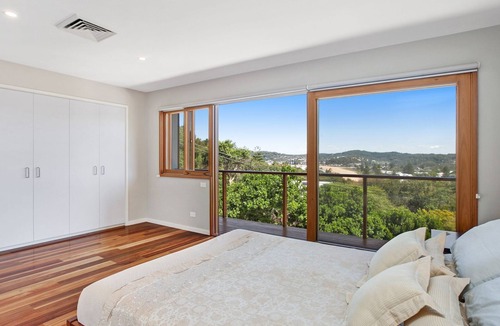 North Avoca House | Luxury beach home, suits families,with heated pool,spa,toys,trampoline