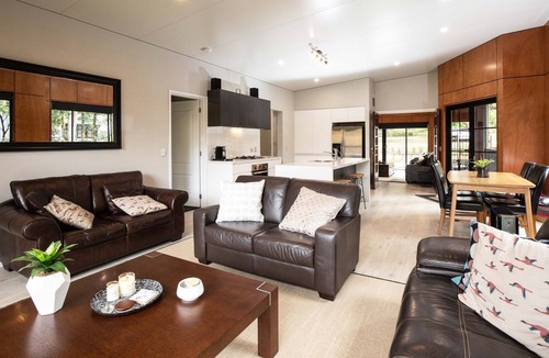 Springbrook House | Luxury, Comfort and Convenience in the Rainforest. Pet friendly.