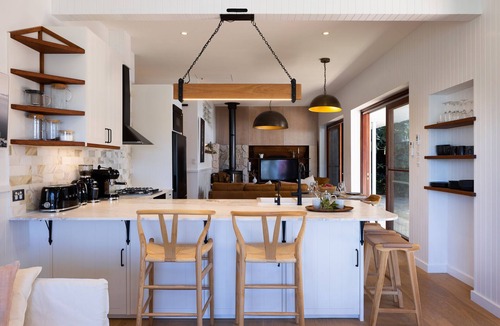 Wallis Lake House | Luxury Lake Front Suite & Villa