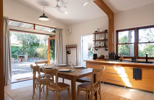 Wallis Lake House | Luxury lakefront Suite & Barn