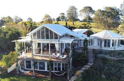 Wallis Lake House | Luxury lakefront Suite & Barn