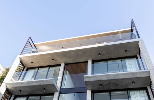 Darling Point Villa | Luxury Villas Sutherland (Heated Pool)