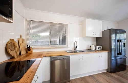 Coffs Harbour House | Magnolia House: 3 Bedroom coastal retreat