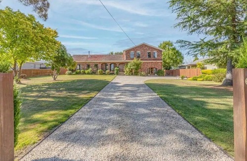 South Bowenfels Apartment | Magpie Hideaway close to the Blue Mountains, Lake Lyell, and Japanese Bathouse