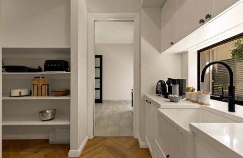 Pokolbin House | Mahogany - 5 Ensuite Bedrooms, Spa & Sauna, Indoor-Outdoor Luxury at The Vintage