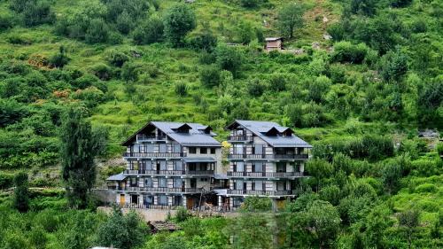 Jagatsukh Hotel | Manali Se - Your Home in the Pines