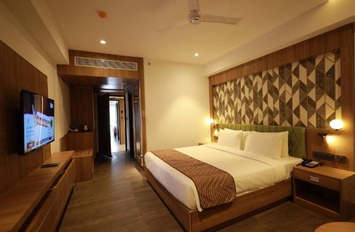 Thalassery Hotel | Mandarin Sky