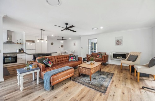 Toormina Apartment | Mango Cottage 12 – Spacious 6-Bedroom Coastal Escape with Pool Pet Friendly