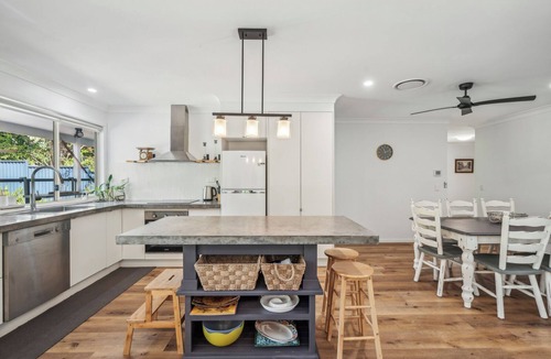 Toormina Apartment | Mango Cottage 12 – Spacious 6-Bedroom Coastal Escape with Pool Pet Friendly