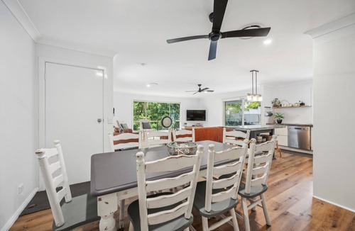 Toormina Apartment | Mango Cottage 8 – Poolside Family Retreat with 4 Ensuites, Pet Friendly
