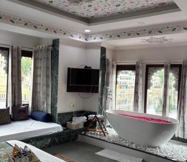 Lake Swaroop Sagar Hotel | Mannat Udaipur Lakeview Boutique
