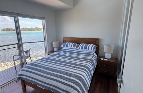 Marks Point Bed & Breakfast | Marks Point Water Front Retreat on Lake Macquarie w/kayaks, fisherman’s dream
