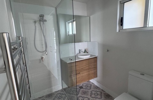 Marks Point Bed & Breakfast | Marks Point Water Front Retreat on Lake Macquarie w/kayaks, fisherman’s dream