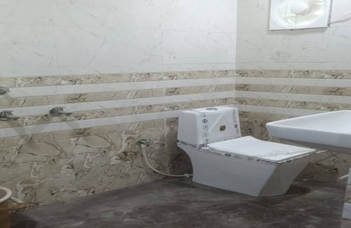 Rae Bareilly District Hotel | Marvelous 6-bedroom hotel with AC in charming Bachhrawan