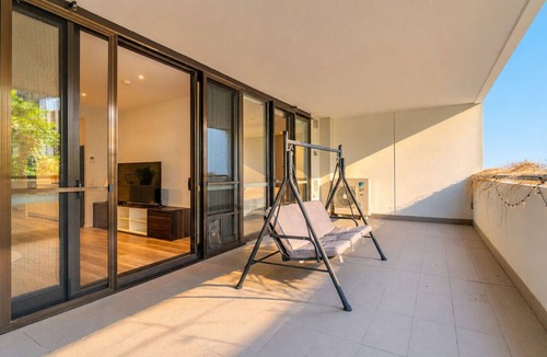 Mascot Apartment | Mascot 2BR/2BA + Parking | Station & Airport