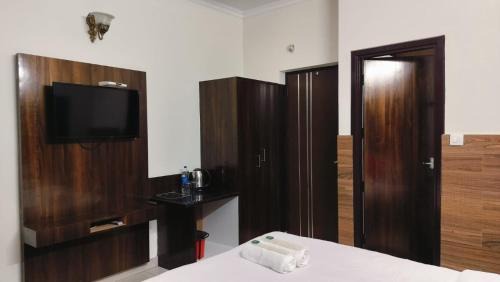 Bhagsu Nag Apartment | Mcleodganj Mountain View Royal india-cheapest hotel in McLeod Ganj- Near Dalai Lama temple 100m-best hotel on Temple Road!