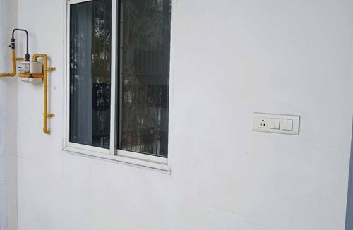 Greater Noida House | Metro Connected Single Room with Park View
