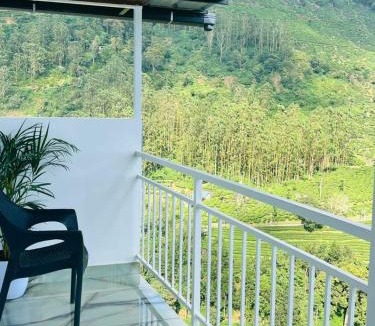 Pallivasal Resort | Mehakira Cottage Hill View Swimming Pool Munnar