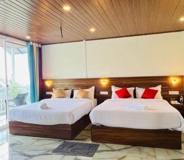 Pallivasal Resort | Mehakira Cottage Hill View Swimming Pool Munnar