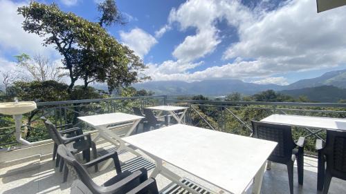 Udumbanchola Bed & Breakfast | Misty Munnar Cliff Heaven