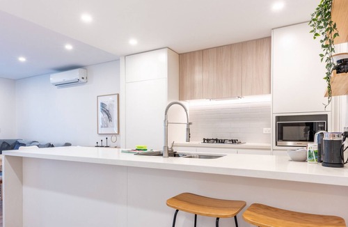 Wolli Creek Apartment | Modern 2-Bed near Local Shops