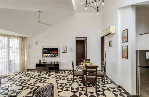 Nerul Apartment | Modern 2bhk w Rooftop Pool 10 Mins Drive to Beach