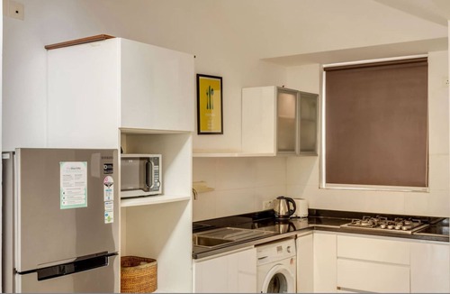 Nerul Apartment | Modern 2bhk w Rooftop Pool 10 Mins Drive to Beach