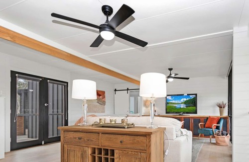 Echuca House | Modern 5-bedroom home with spa