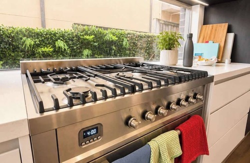 Ryde House | Modern 5 Bedroom Ryde Home - Sleeps 12, Fast Wi-Fi