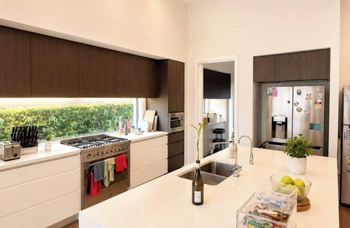 Ryde House | Modern 5 Bedroom Ryde Home - Sleeps 12, Fast Wi-Fi