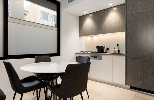 Maroubra Apartment | Modern Coogee Apt with Lift, Parking & Balcony