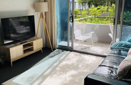 Barton Apartment | Modern Loft Retreat in Barton near Parliament House