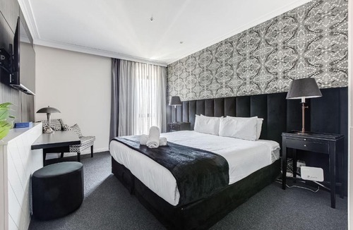 Chinatown Apartment | Modern Nomads Classic Styled King Studio with Indoor Pool