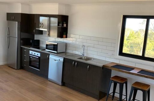 Guyra Apartment | Modern studio with fabulous views