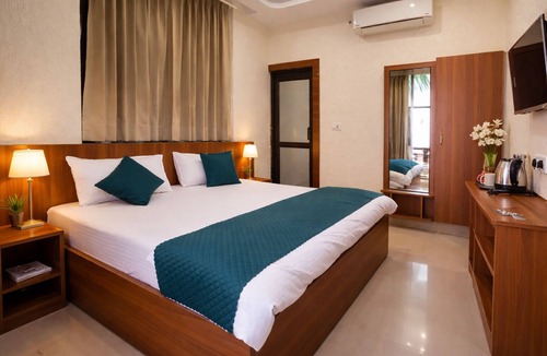 Rishikesh Cabin | Moon and Root