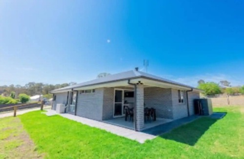 Millfield House | Mount View Escape Brand New House, mtn views