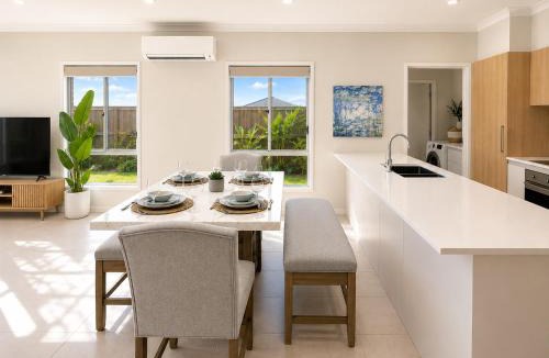 Morayfield House | Mountain Breeze Retreat - Brand New 4BR Home