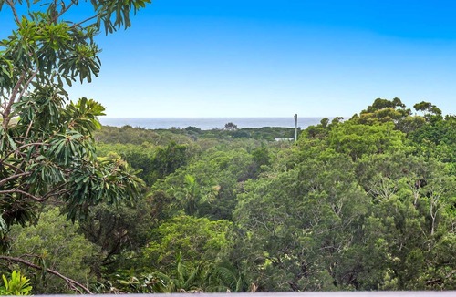 Suffolk Park House | Mulivista - spacious home with ocean views & pool
